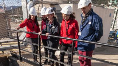 Un système anti-frasil. Les expertes de l’IRSN et les ingénieurs EDF observent le système de pompage de la recirculation d'eau chaude anti-frasil, cristaux de glace représentant un risque d’obstruction de la prise d’eau de la centrale.  