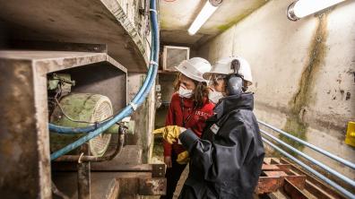 Un tambour filtrant pour la filtration fine. Vanessa Munier (au premier plan), ingénieur EDF, observe avec Patricia Dupuy, experte IRSN, le local du tambour filtrant. 