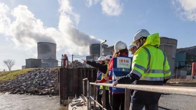 Les expertes de l’IRSN, accompagnées des équipes d’EDF sur la drome flottante. Ce barrage protège le canal d’amenée de la centrale de Cruas (Ardèche) en arrêtant les gros colmatants charriés par le Rhône.