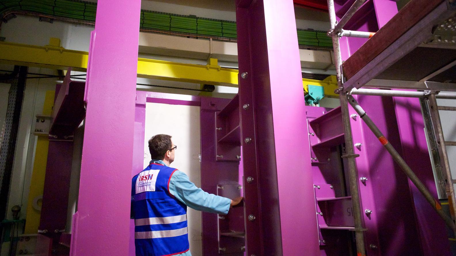 Un expert IRSN visite les installations « noyau dur » du réacteur à haut flux de l’Institut Laue-Langevin (ILL), à Grenoble (Isère). 